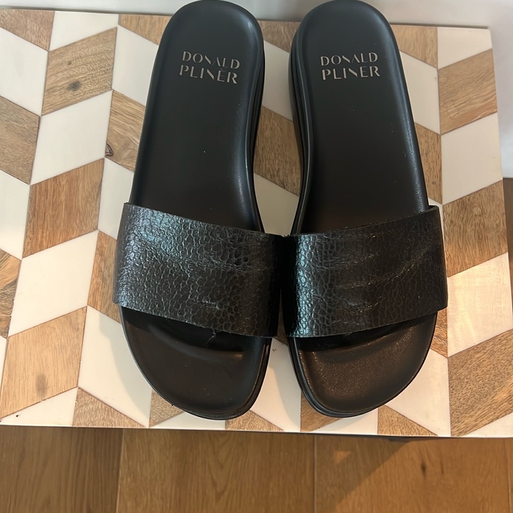 Donald J Pliner (Size 8) Black Leather Print Fiji Wedge Thong Platform Sandals